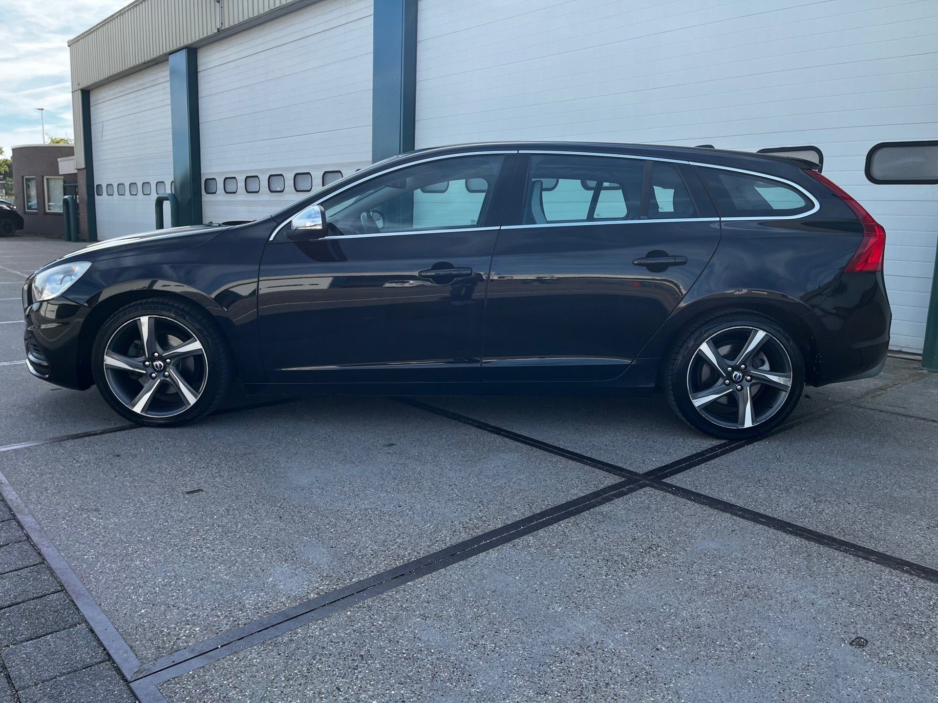 Volvo V60 1.6 T3 R-Design, Auto's, Gebruikt, 4 cilinders, 150 pk, Leder en Stof