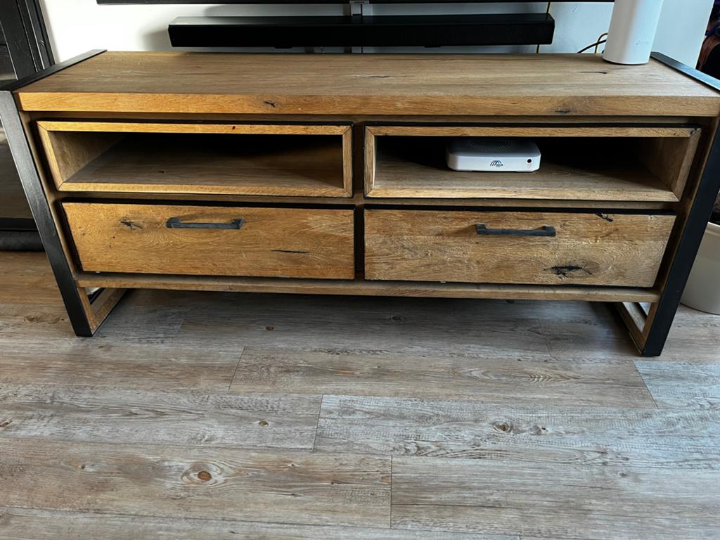 Robuust eiken tv-meubel met metalen frame Henders & Hazel, Huis en Inrichting, Kasten | Televisiemeubels, Ophalen, Gebruikt, 100 tot 150 cm