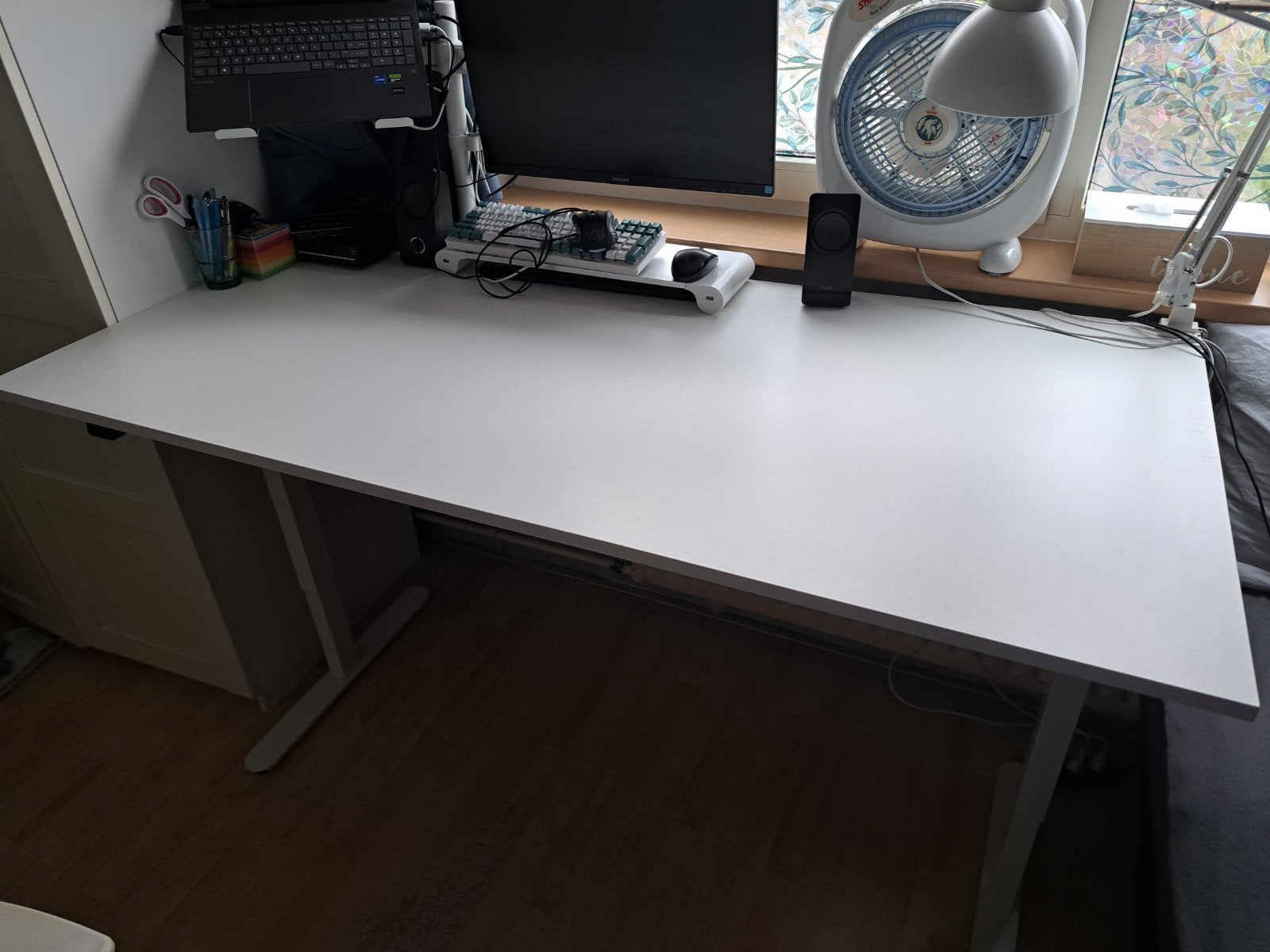 Verstelbaar bureau SVANEKE 80x160 wit - JYSK, Huis en Inrichting, Ophalen, Zo goed als nieuw