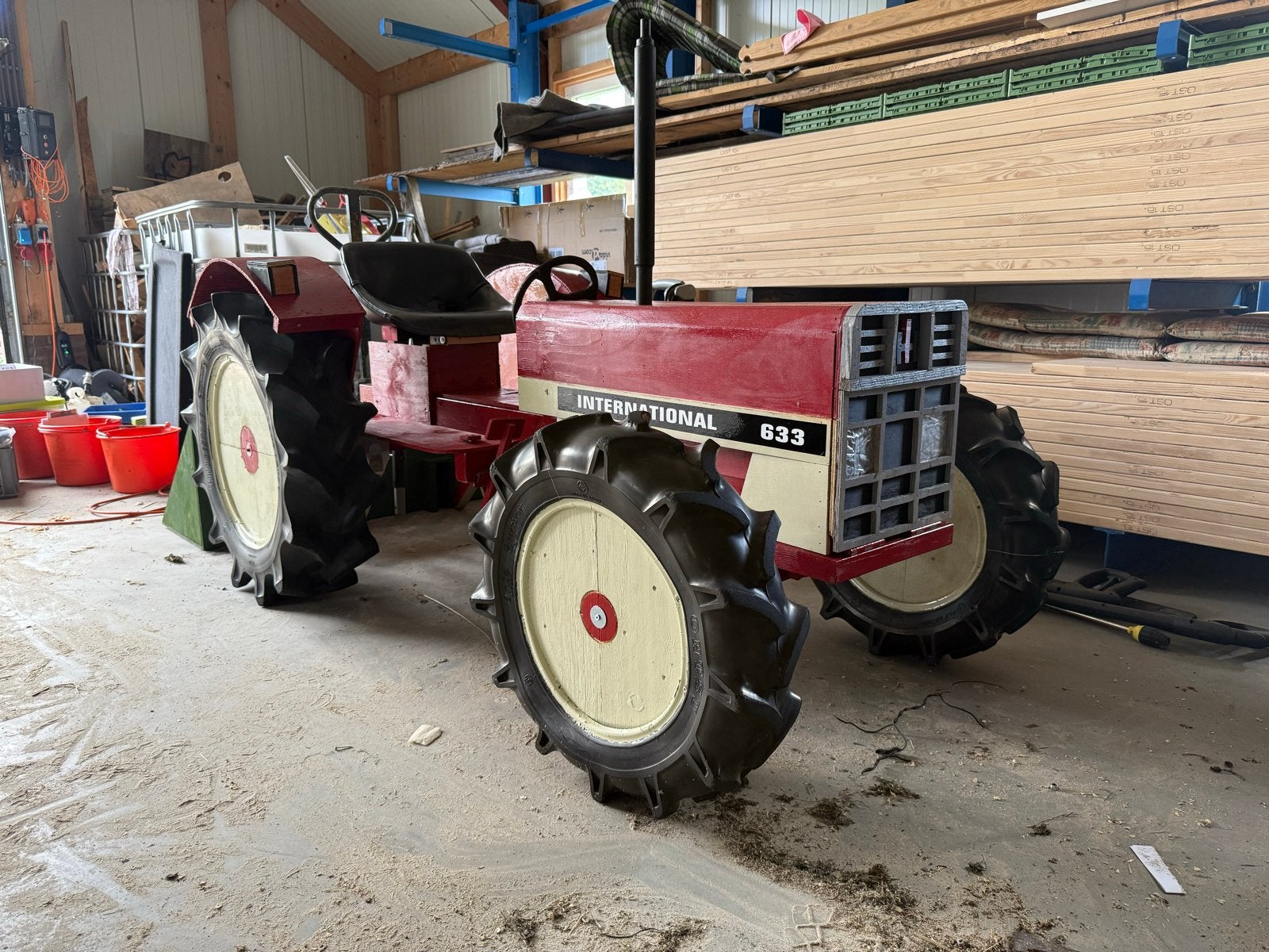 International 633 met grondbak - Versierde wagen/Zetstuk, Ophalen, Versiering, Carnaval