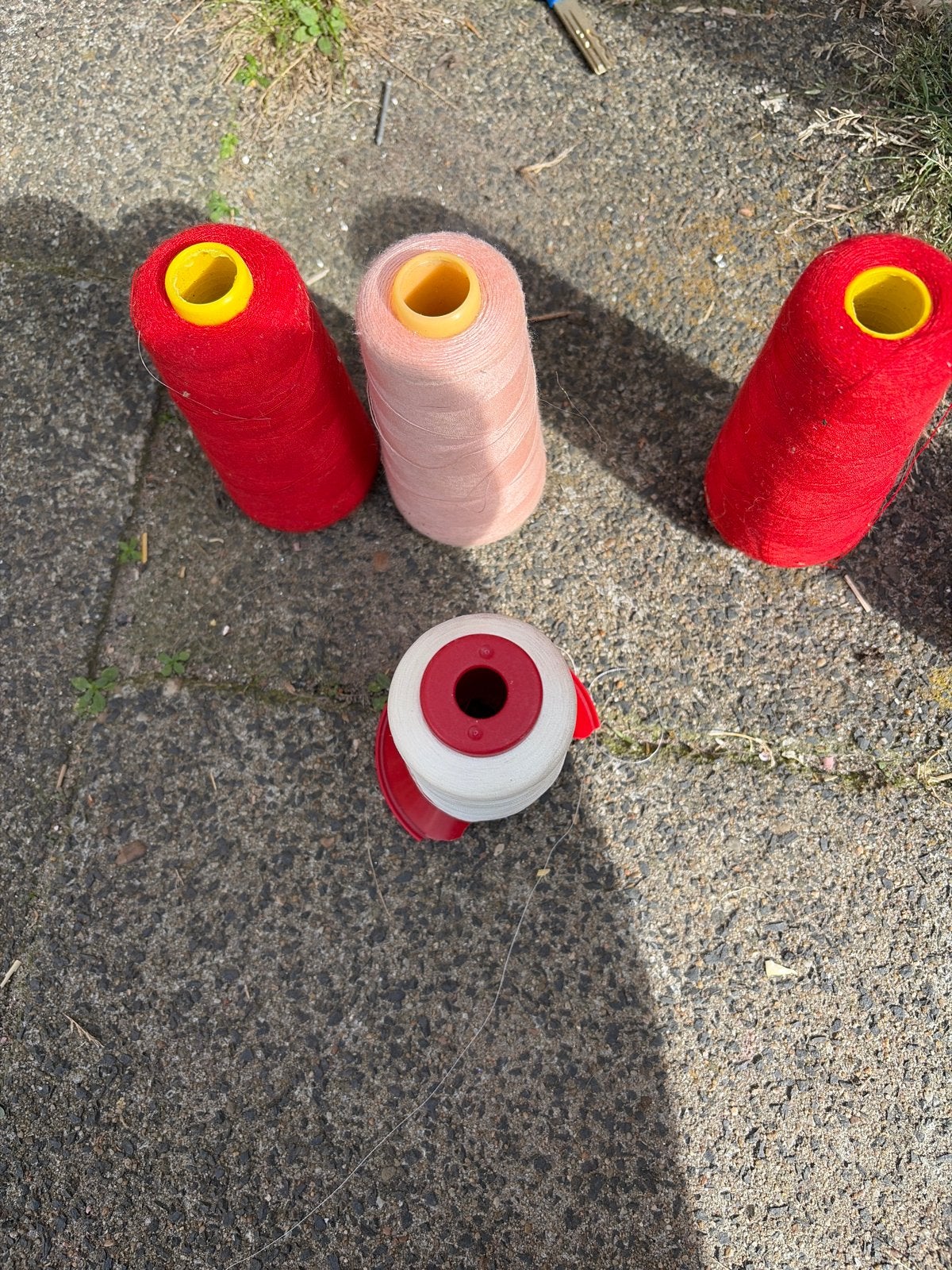 Doos met diverse stukken kanten stof en naaigaren, Ophalen, Gebruikt, Meerkleurig, Kant