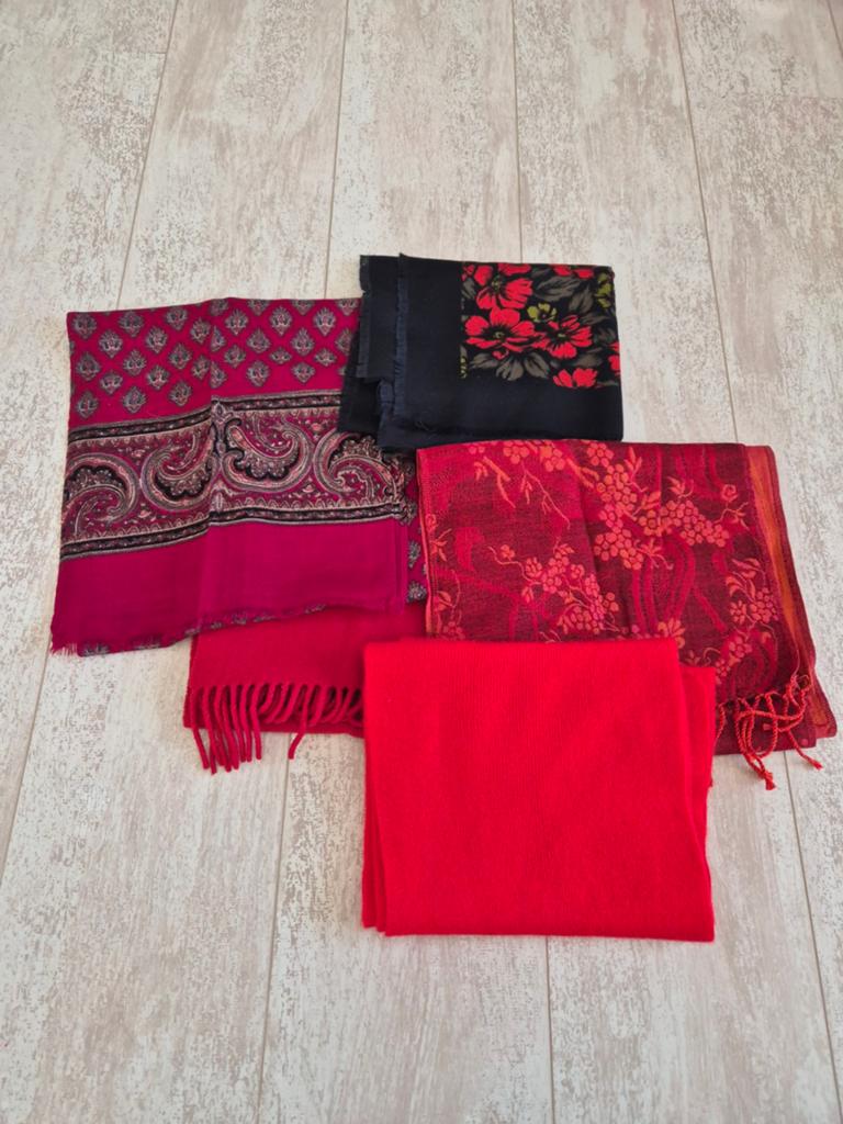 Wollige sjaals met Rood., Kleding | Dames, Mutsen, Sjaals en Handschoenen, Ophalen of Verzenden, Zo goed als nieuw, Maat 46/48 (XL) of groter