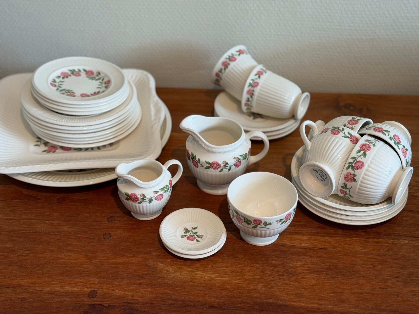Wedgwood servies met rozenmotief - Vintage stijl, Ophalen, Keramiek, Vintage, Zo goed als nieuw