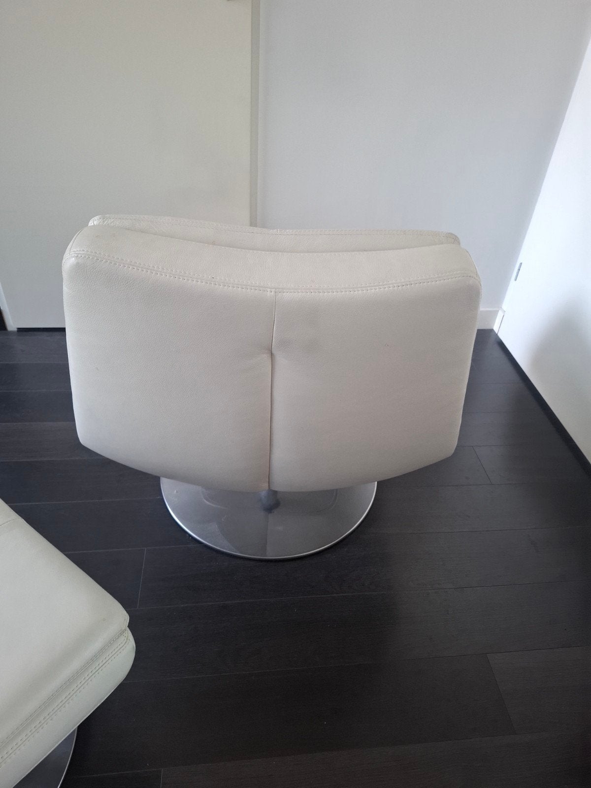 Design Fauteuil met Hocker - Wit Leer op Chrome Voet, Ophalen, Gebruikt, Modern Design, 75 tot 100 cm