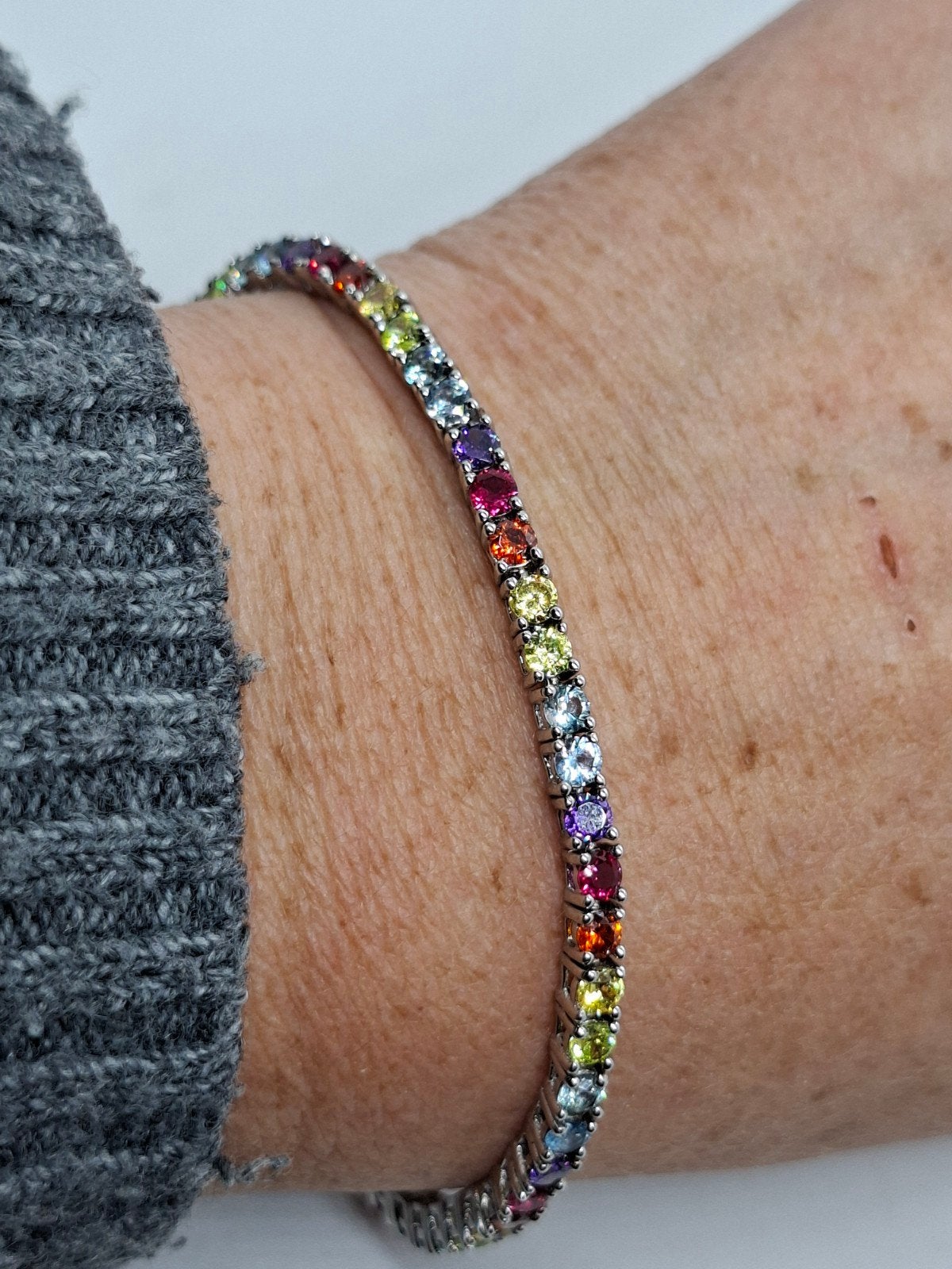 Prachtige multicolor tennisarmband met fonkelende steentjes, Blauw, Ophalen of Verzenden, Zo goed als nieuw, Met edelsteen