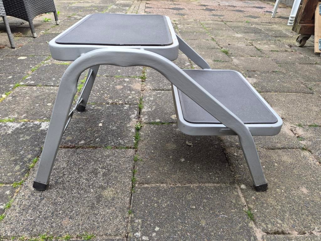 Stevige metalen opstapje met twee treden, Ophalen of Verzenden, Gebruikt, Trap, Minder dan 2 meter