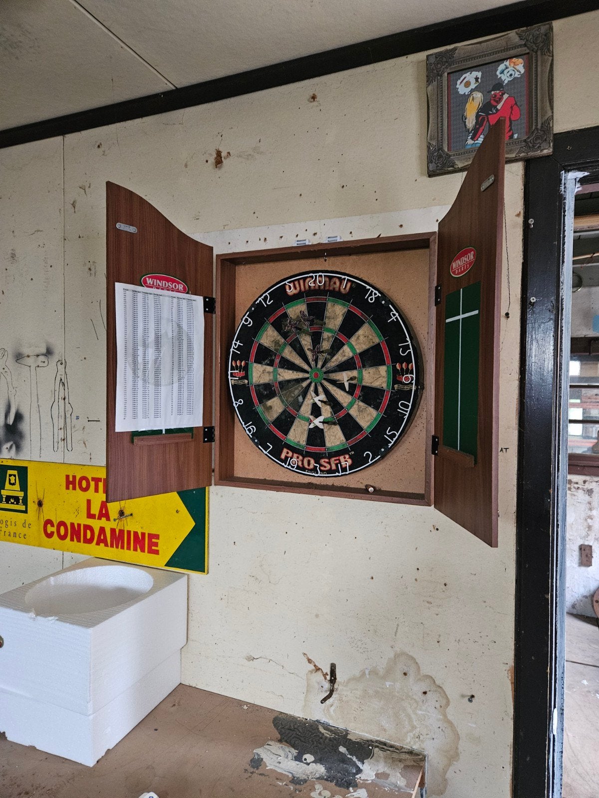Dartbord in kast met 6 pijlen - 51x54 cm, Sport en Fitness, Darts, Ophalen of Verzenden, Gebruikt, Dartbord met pijlen