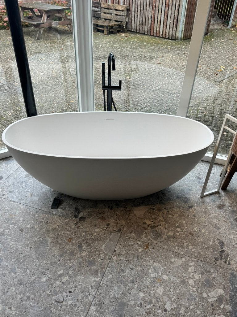 vrijstaand ligbad 165 x 75 cm Chiek solid surface nu €950, Ophalen, Kometenplein 33, Info@romeynbadkamers.nl, Wiesbaden