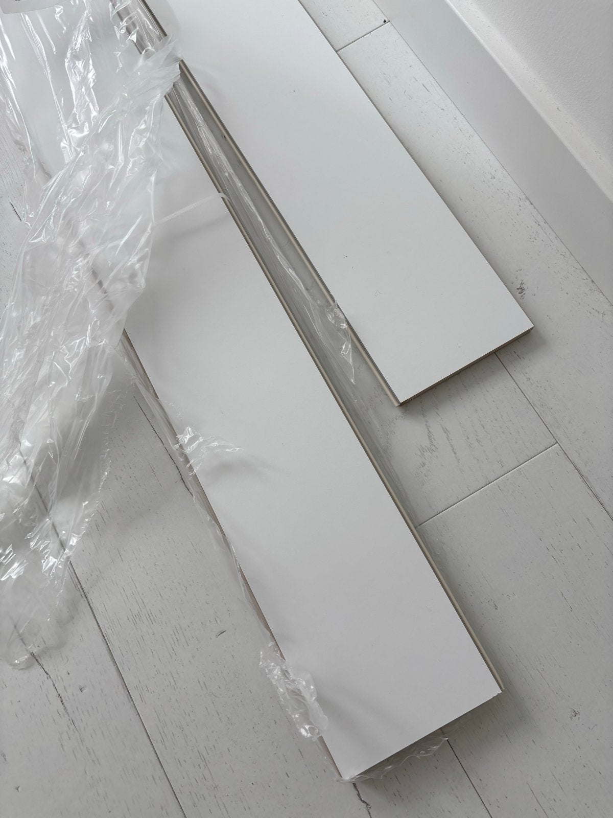 Witte keukenplinten - 2x 220cm, 1x 120cm, hoogte 14cm, Ophalen, Overige materialen, Nieuw, 200 tot 250 cm