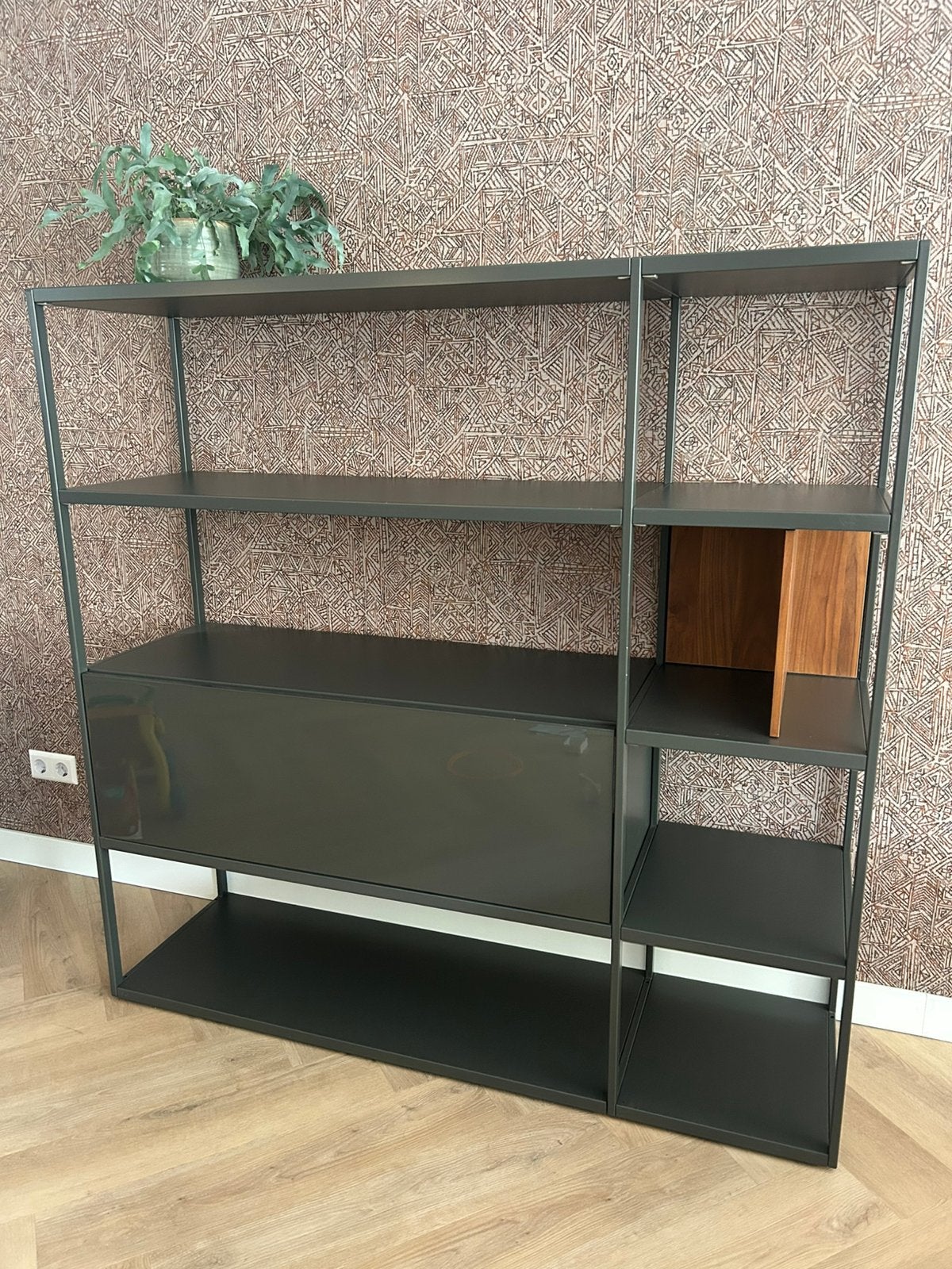 Hulsta wandkast antraciet met walnotenhout, Ophalen, Gebruikt, 100 tot 150 cm, Minder dan 150 cm