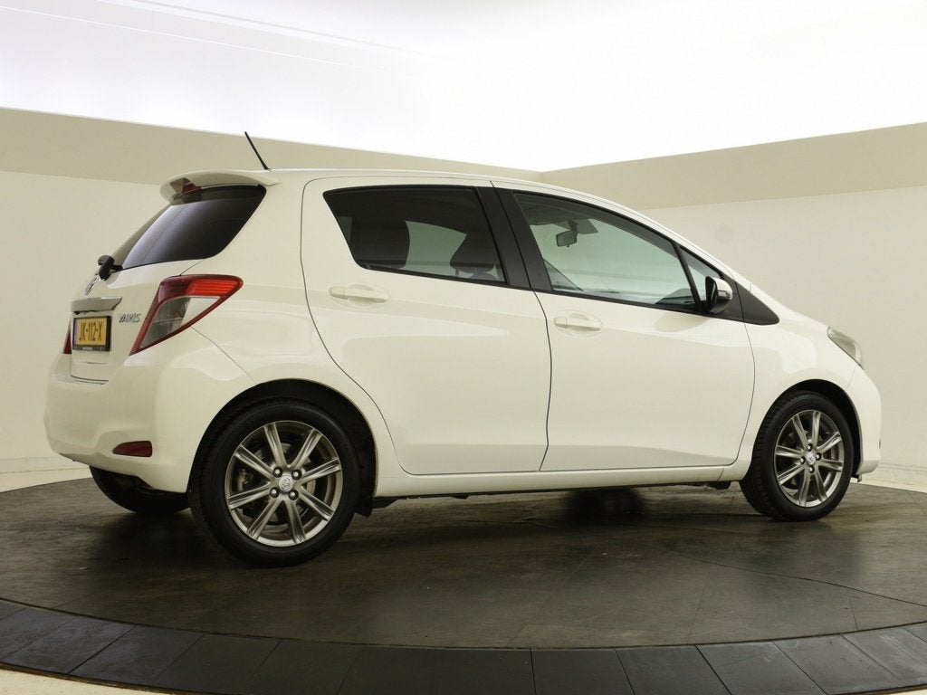 Toyota Yaris 1.3 VVT-i Aspiration | Panoramadak | Navigatie, 4 cilinders, Wit, 1329 cc, Bedrijf