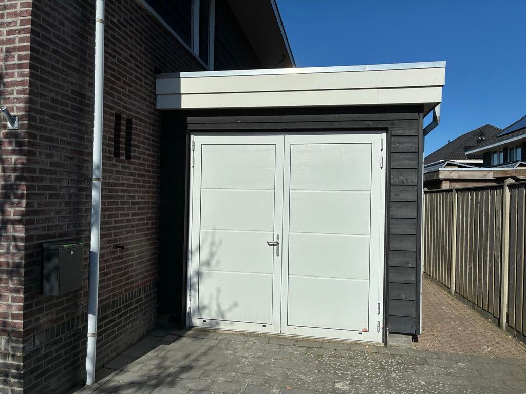 Witte geïsoleerde garagedeur (2340x2420), Doe-het-zelf en Verbouw, Deuren en Horren, Ophalen, Gebruikt, Garagedeur, Metaal