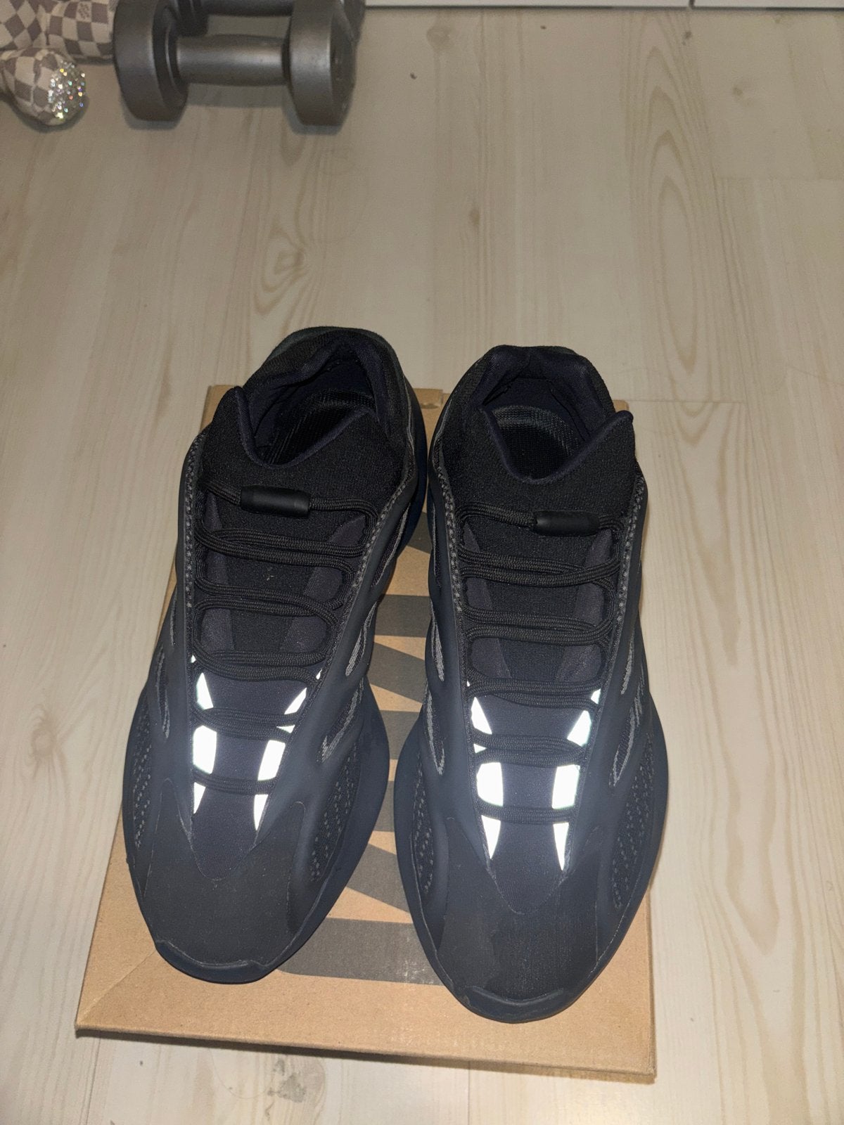 Yeezy 700 V3 Dark Glow - Maat 42, Ophalen, Zwart, Sneakers of Gympen, Zo goed als nieuw