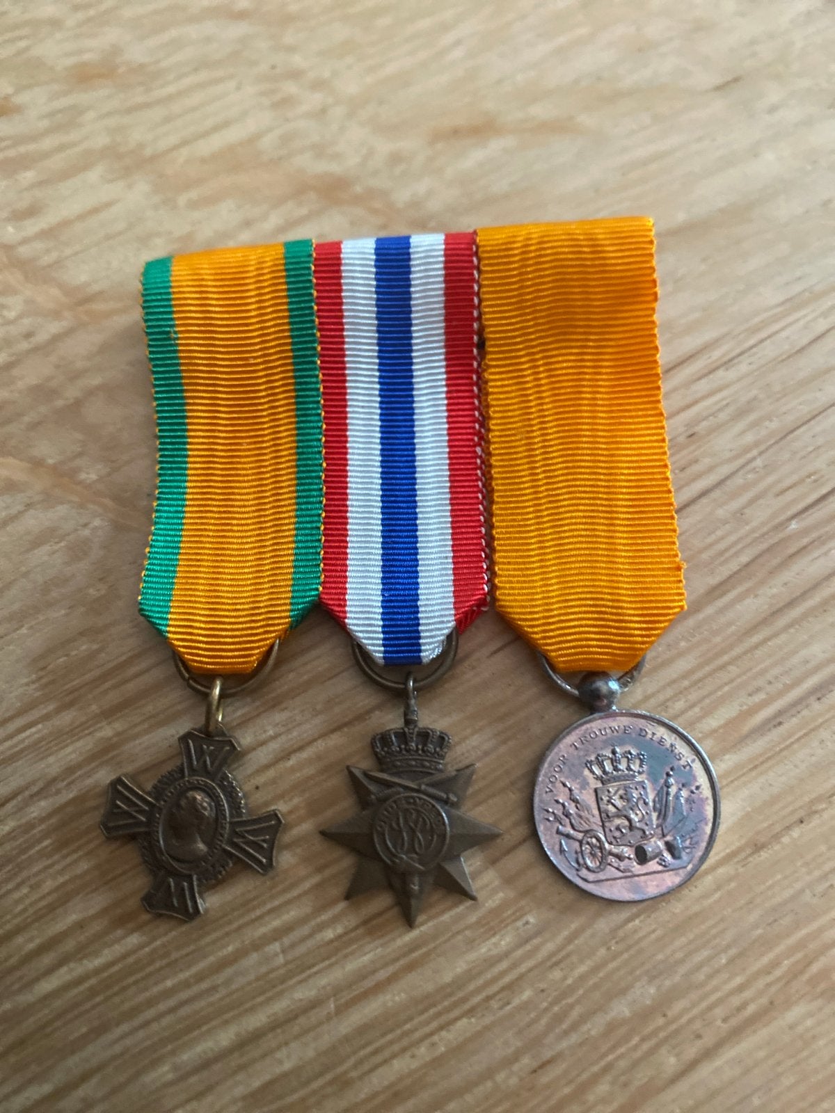 Set van 3 Nederlandse militaire miniaturen met doosje, Verzamelen, Ophalen of Verzenden, Overige soorten, Nederland, Lintje, Medaille of Wings