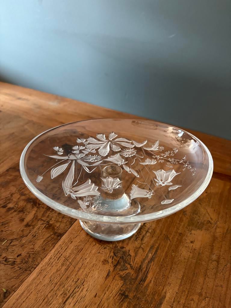 Glazen bonbonschaal op voet met bloemmotief, Ophalen of Verzenden
