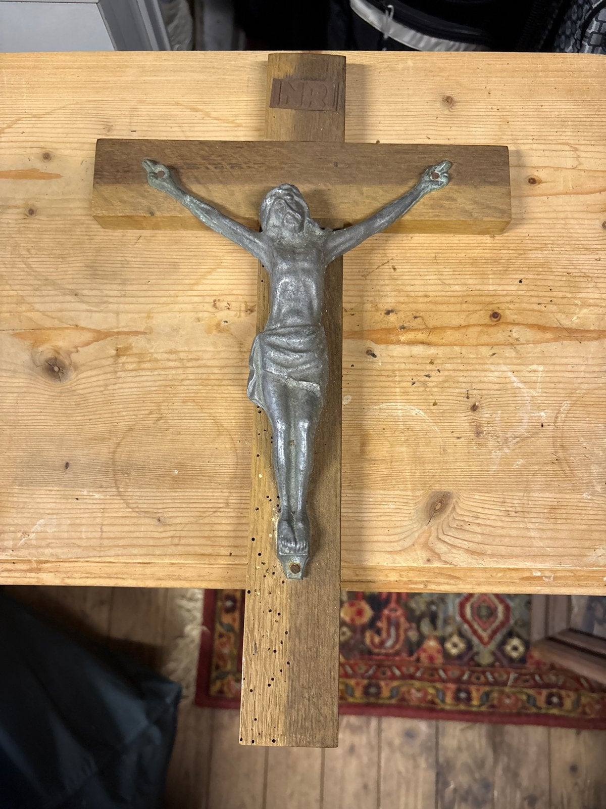 Antiek houten kruisbeeld met metalen corpus, Ophalen