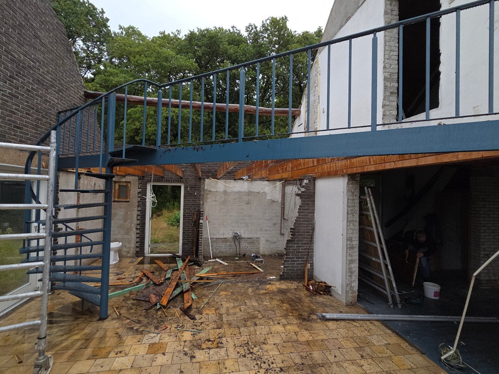 Stalen wenteltrap / draaitrap ( evt verdiepingsvloer ), Ophalen, Wenteltrap, Info@vstkantoormeubilair.nl, 2 tot 4 meter