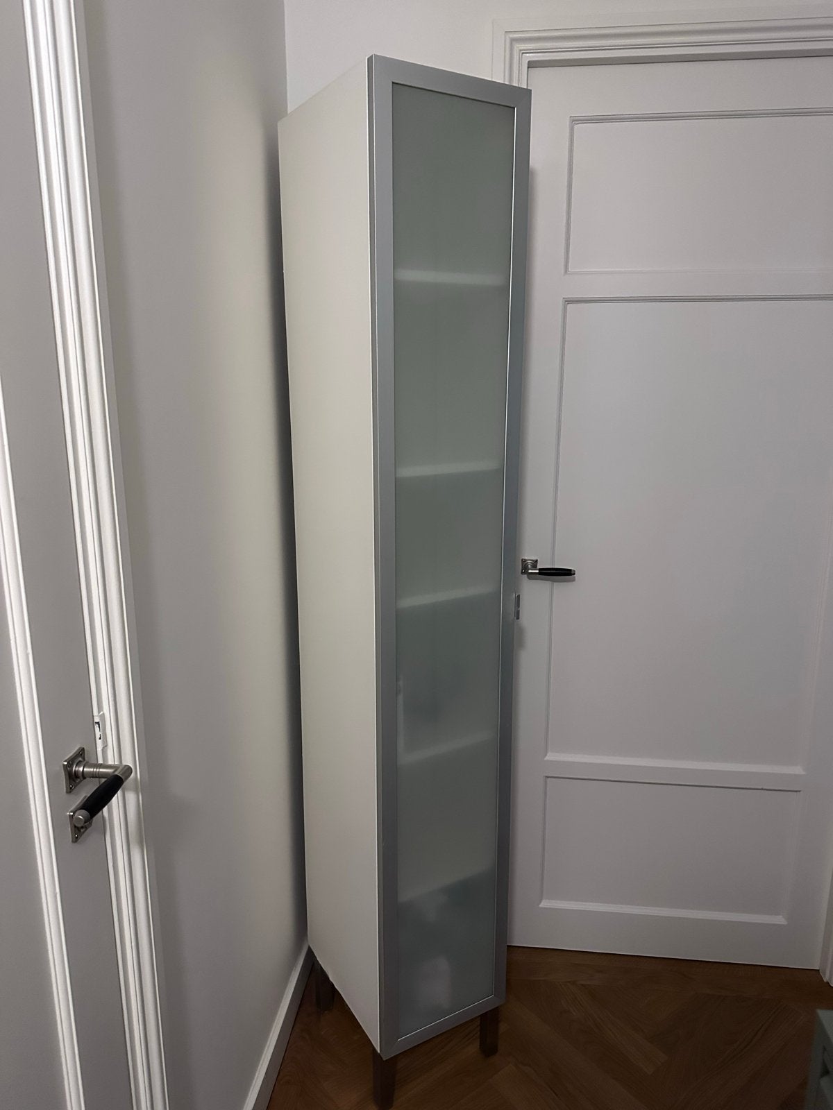 Ikea Lillangen smalle badkamerkast met glazen deur, Huis en Inrichting, Badkamer | Badkamermeubels, Ophalen, (Half)hoge kast, Minder dan 50 cm
