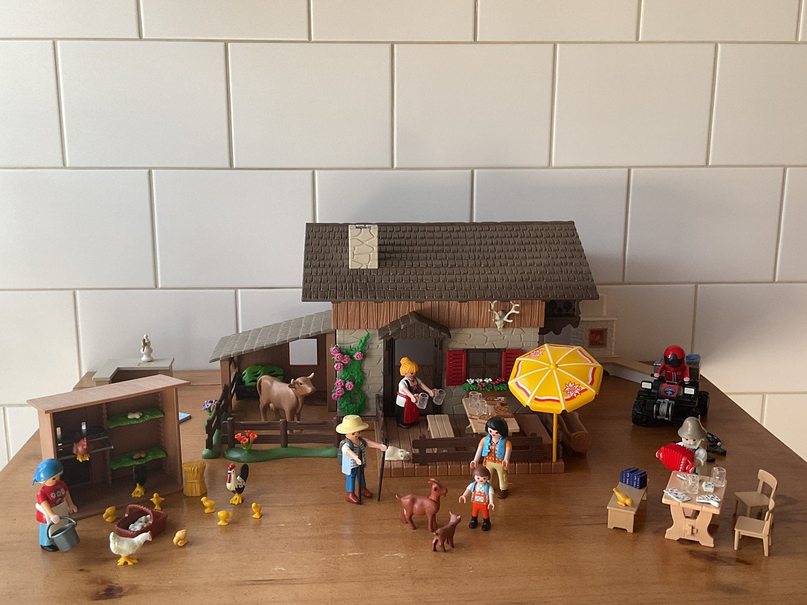 Foto 3 van PLAYMOBIL UTGEBREIDE COUNTRY ALPENHUT 🍺 🪗 SUPER LEUK !!