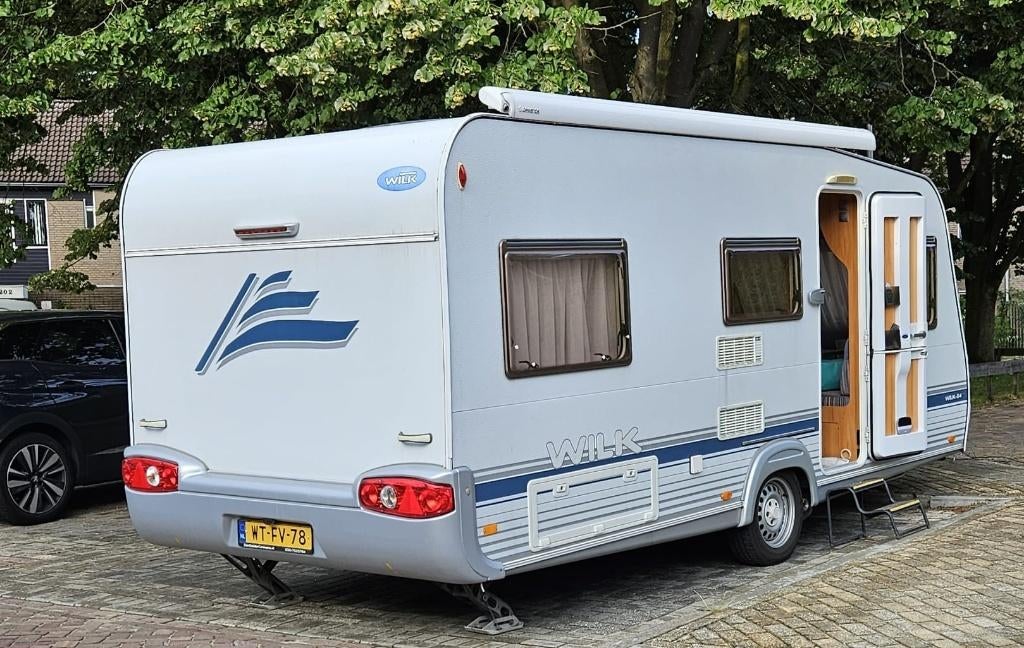 Wilk S4 490 EU (2006), mover en luifel, 4 slaapplaatsen, Caravans en Kamperen, Caravans, Rondzit, Particulier, 4 tot 5 meter, Schokbreker