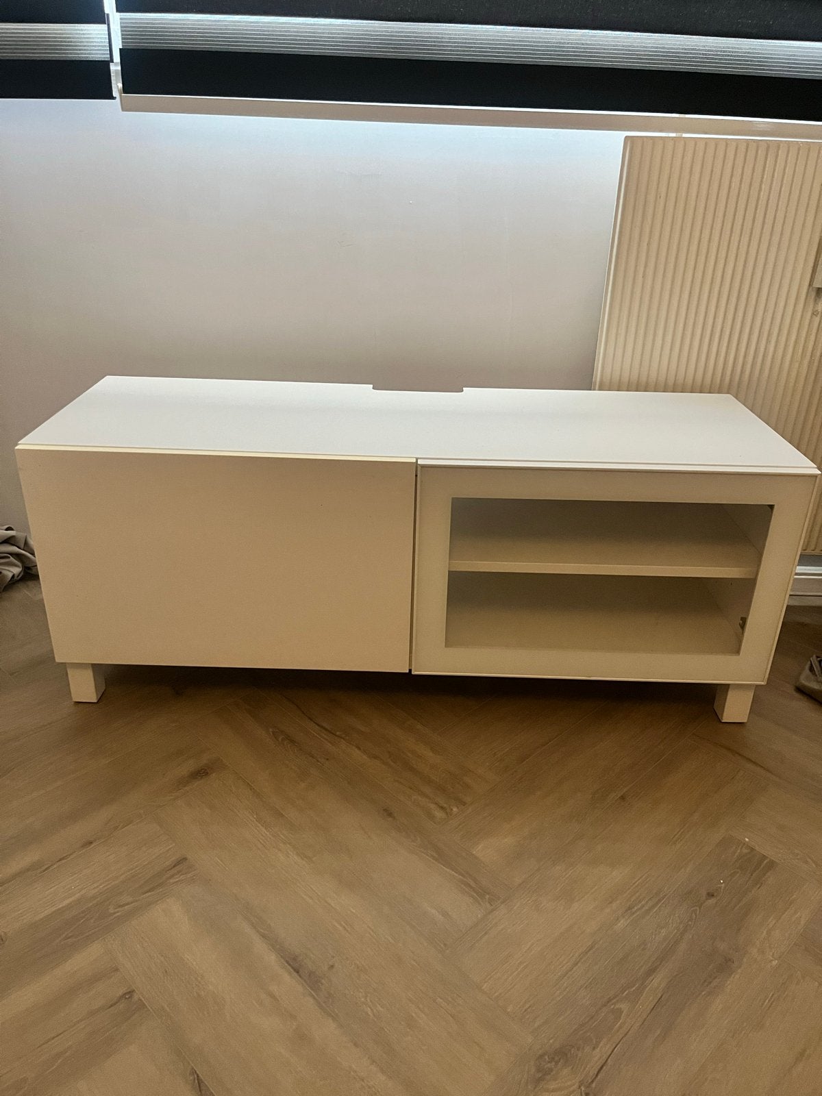 Witte tv-meubel met opbergruimte en glazen deur, Ophalen, Gebruikt, 100 tot 150 cm, Minder dan 100 cm