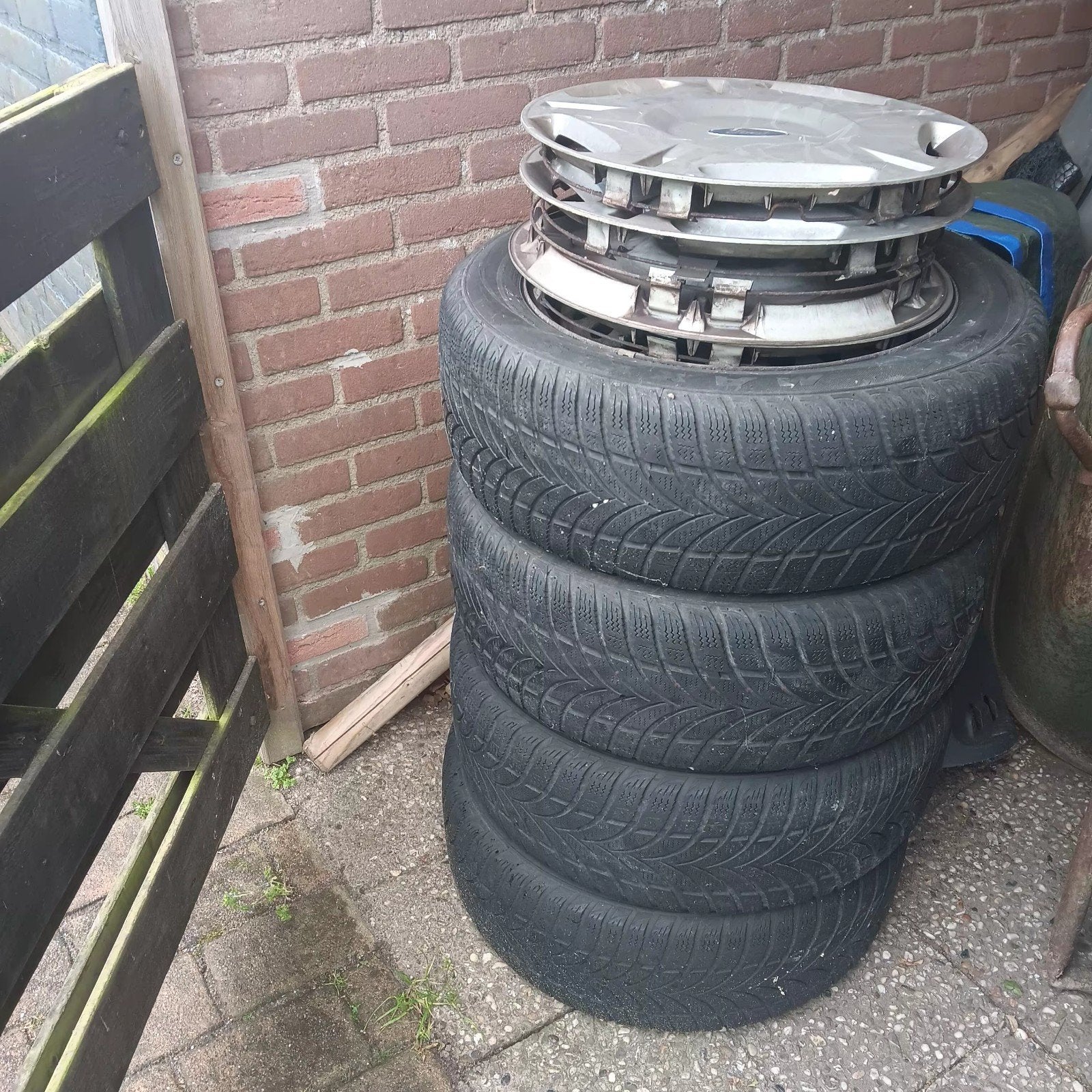 Winterbanden 205/55R16 met velgen en wieldoppen, Auto diversen, Wieldoppen, Ophalen, Gebruikt