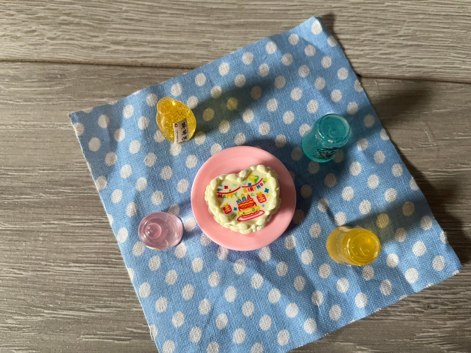 Verjaardagstaart met kleedje 4 drankjes incl verzenden, Ophalen, Nieuw, Poppenhuis