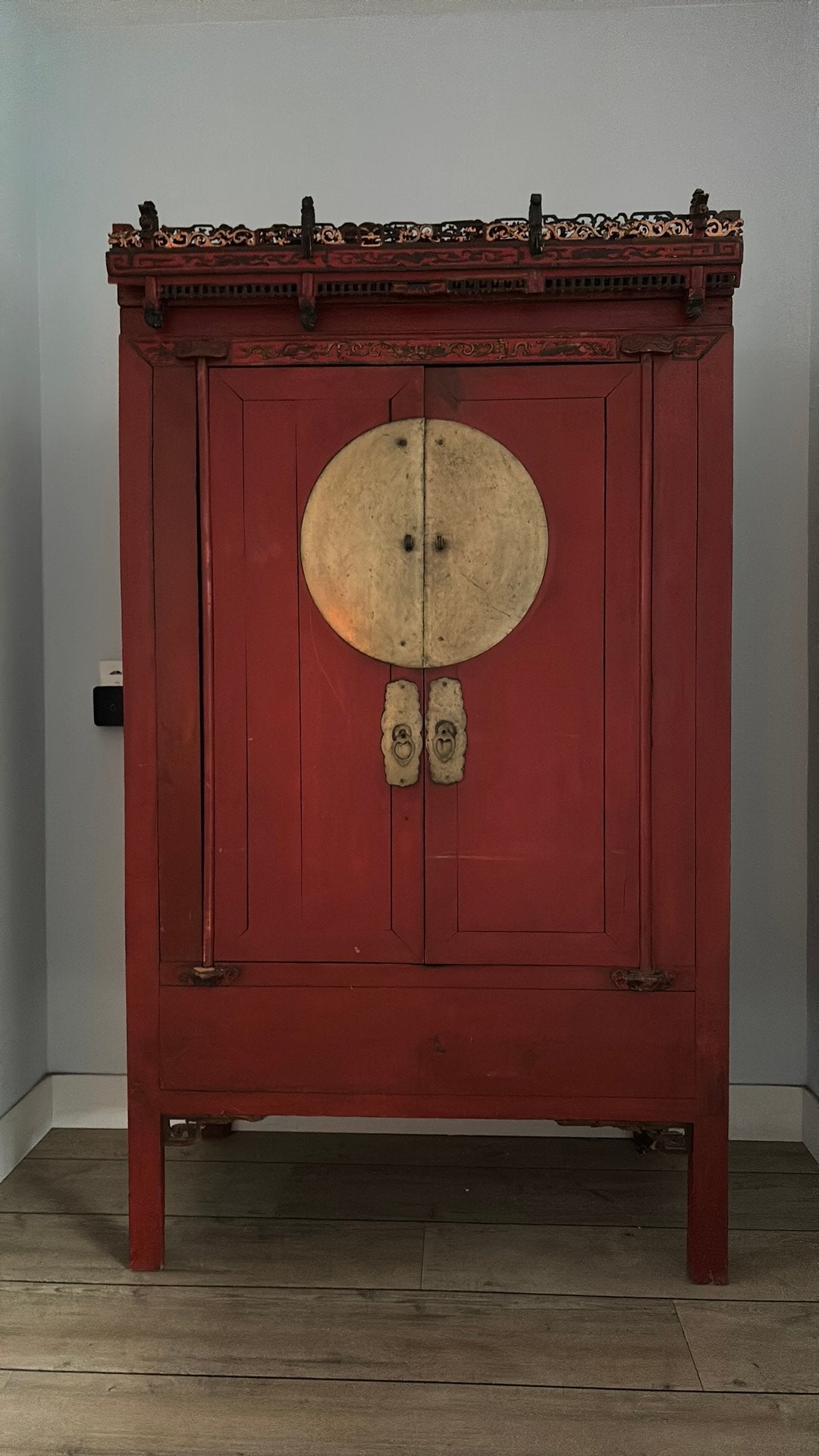 Chinese bruidskast met houtsnijwerk, Ophalen
