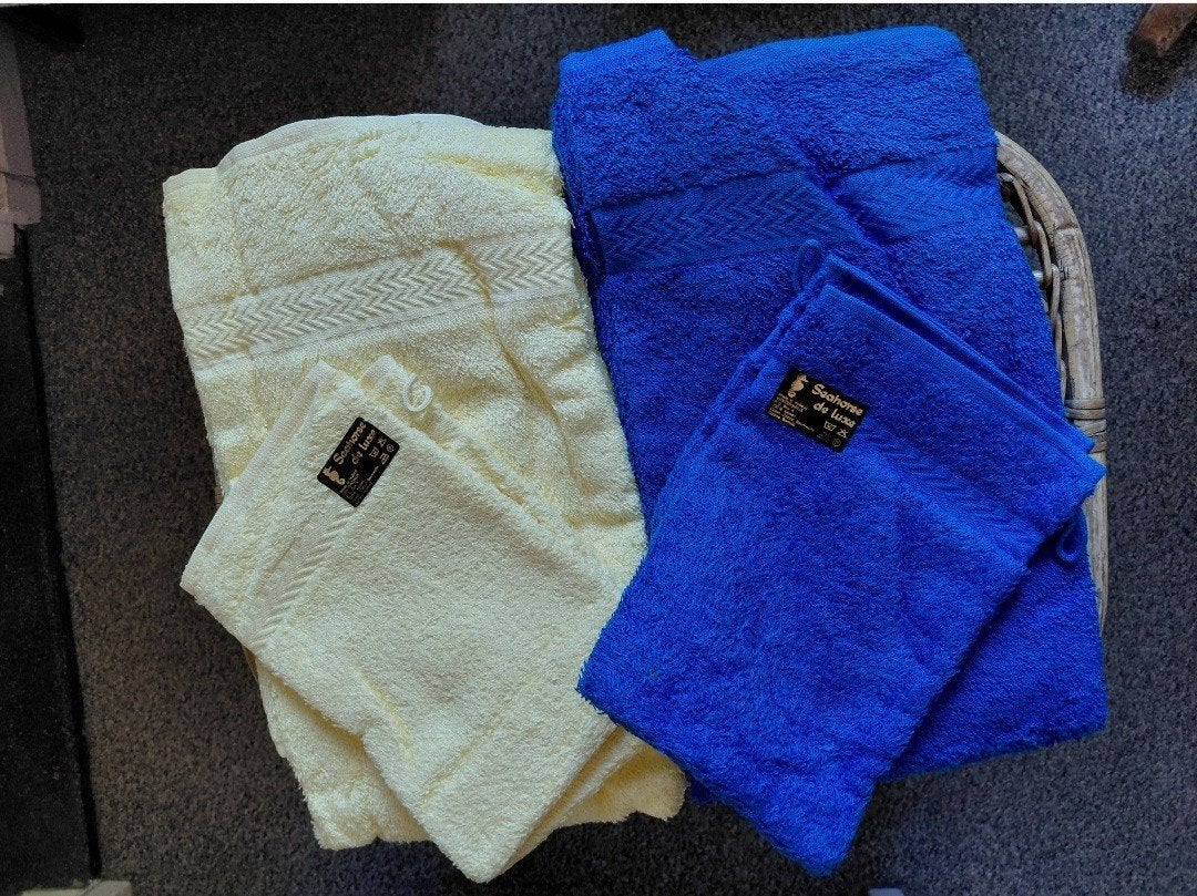 set handdoeken, geel en blauw met washandjes, Seahorse, Ophalen of Verzenden, Nieuw, Blauw, Handdoek