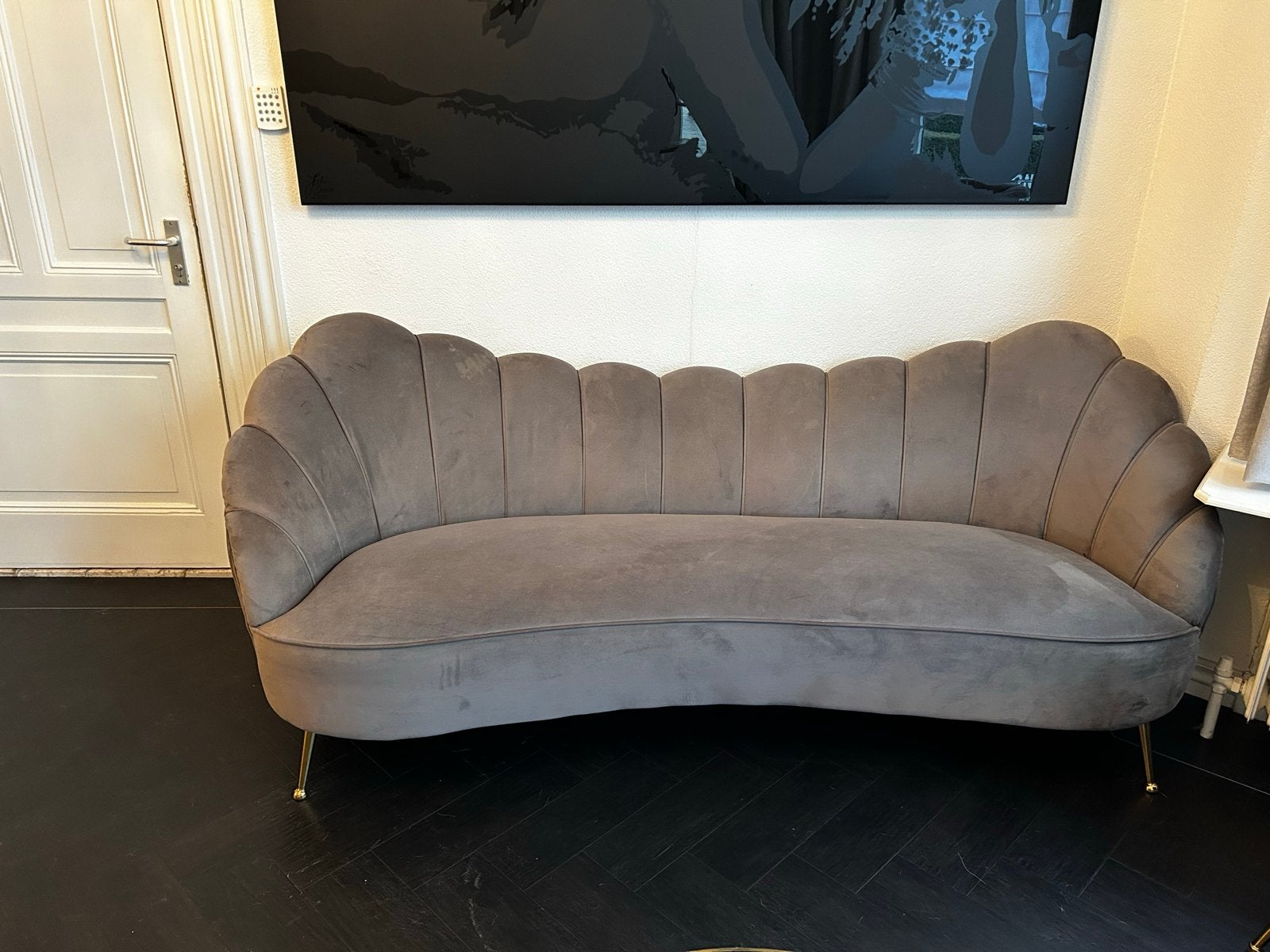 Stijlvolle Richmond Interiors bank met klein gaatje, Huis en Inrichting, Banken | Bankstellen, Gebruikt, Rechte bank, Driepersoons