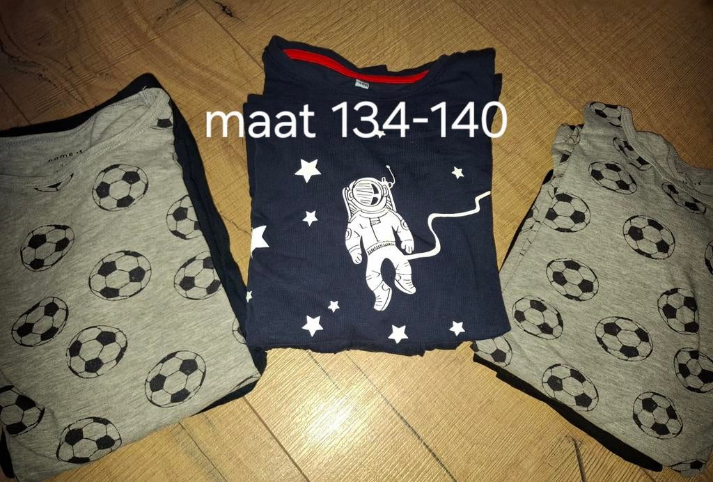 Jongens shirts maat 134-140 (voetbal en ruimtevaart), Kinderen en Baby's, Kinderkleding | Maat 140, Gebruikt, Ophalen of Verzenden
