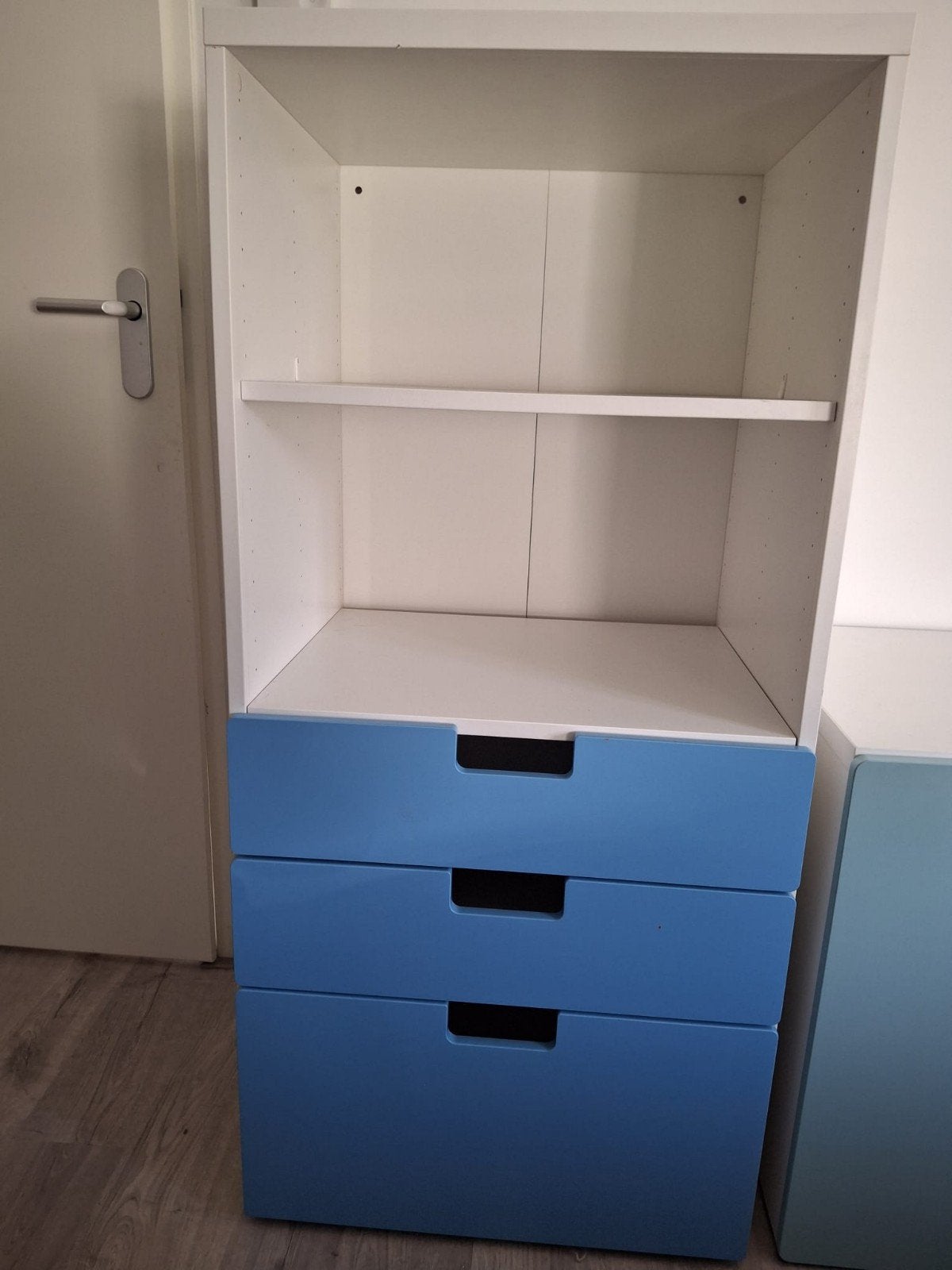Witte kast met blauwe lades en open vakken, Huis en Inrichting, Ophalen, Gebruikt, Modern, functioneel, 100 tot 150 cm
