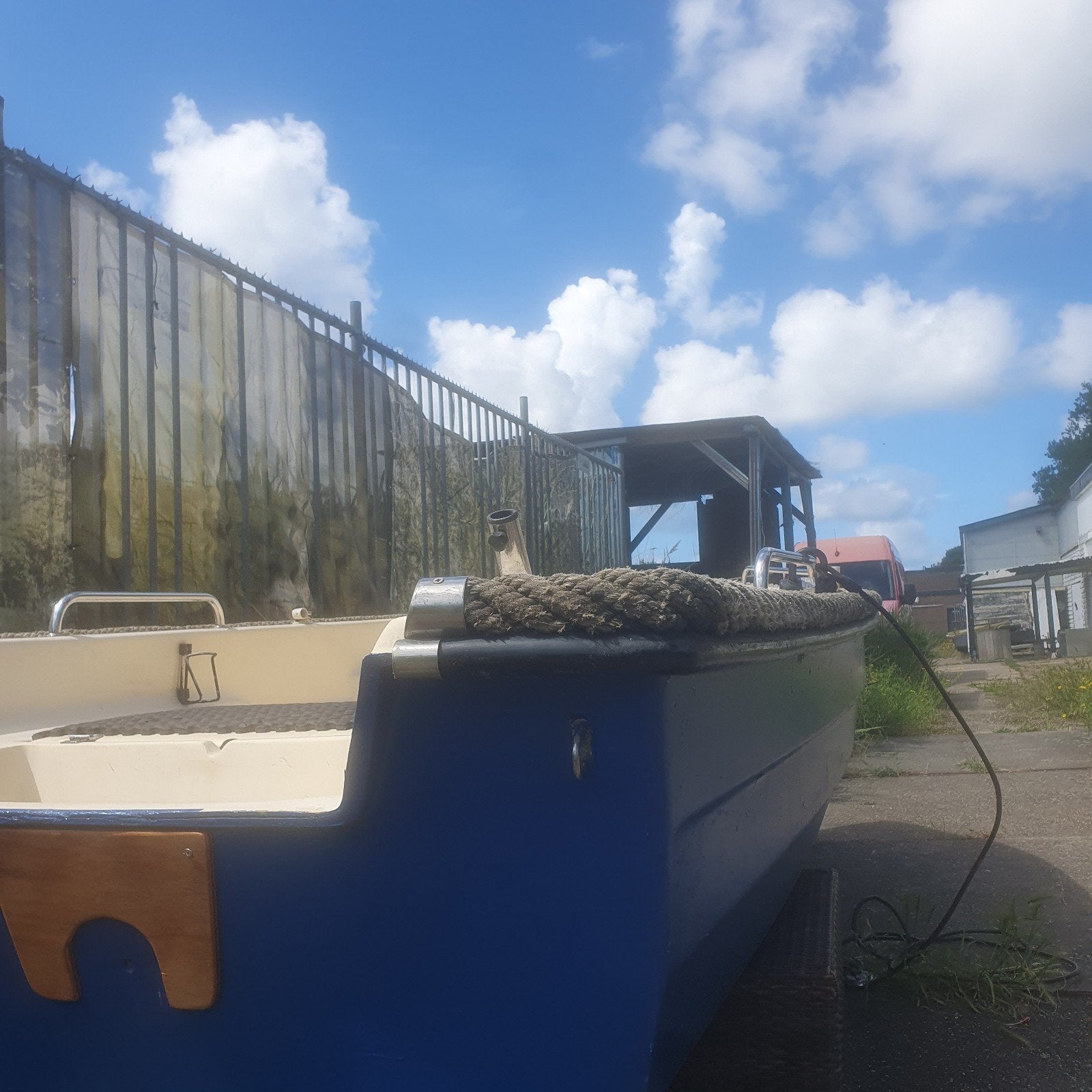 Stabiele polyester boot met buitenboordmotor, Ophalen of Verzenden, Gebruikt