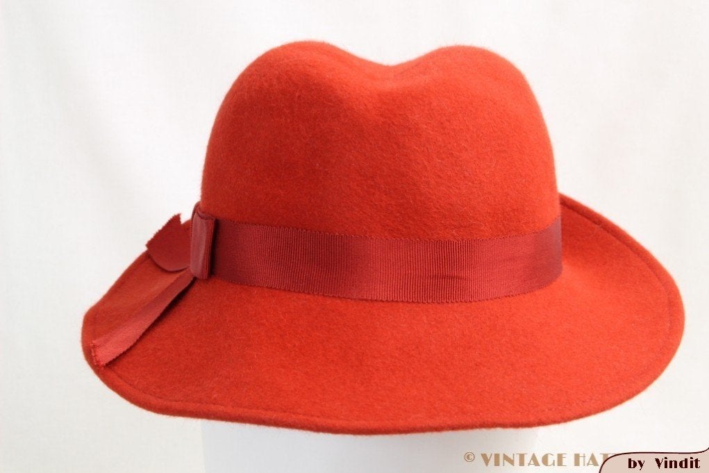 kleine Vintage Dameshoed rood 54 gratis verzenden Nederland, 134 t/m 140, Gebruikt, Vintage tweedehands artikel en daarom onbekend
