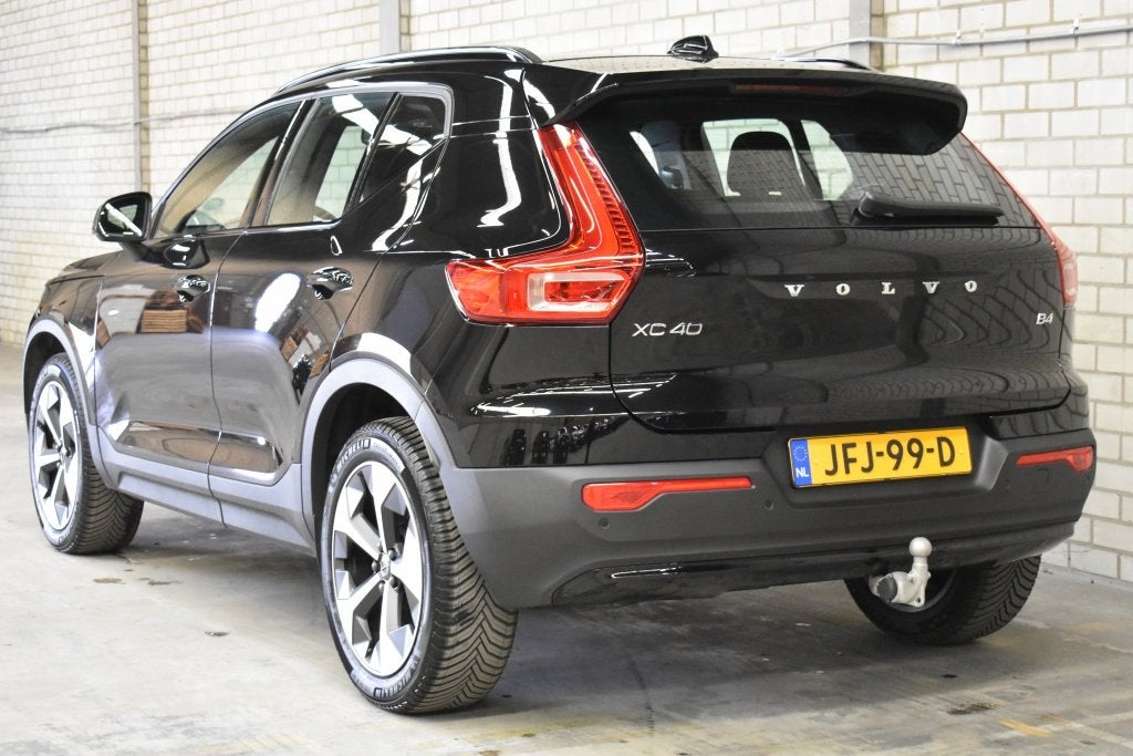 Volvo XC40 B4 197PK Plus Dark | Trekhaak | 19'' | Allseasons, Gebruikt, 4 cilinders, 24 maanden, Zwart