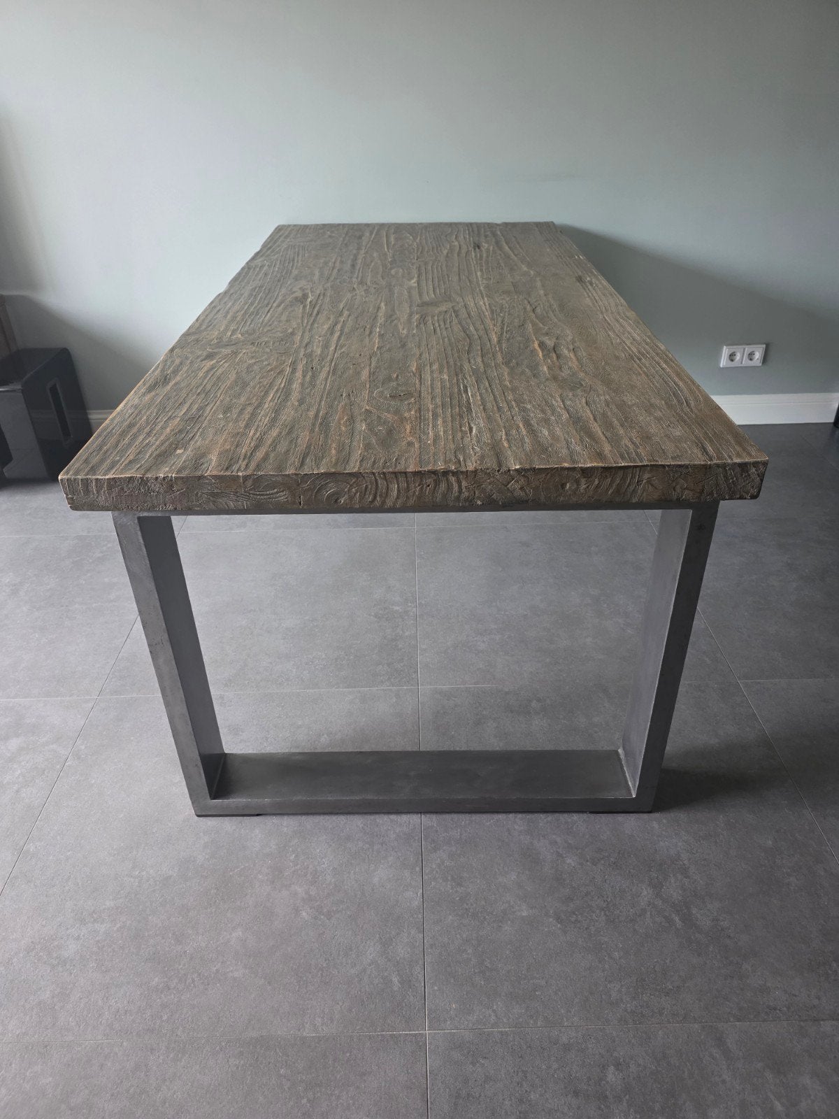 Robuuste eettafel met metalen onderstel, Huis en Inrichting, Tafels | Eettafels, 50 tot 100 cm, Zo goed als nieuw, 150 tot 200 cm