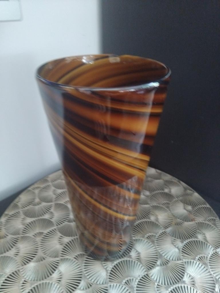 Vintage Murano vaas bruin Swirl

27 cm hoog 13 cm breed, Antiek en Kunst, Antiek | Vazen, Ophalen of Verzenden