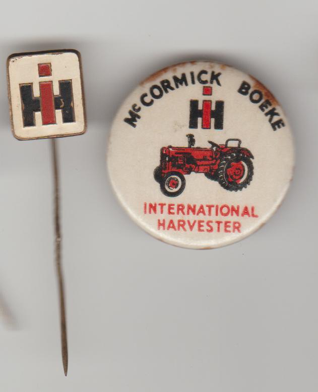 IH - Boeke tractor/ international harvester button + speld, Verzenden, Zo goed als nieuw, Overige onderwerpen