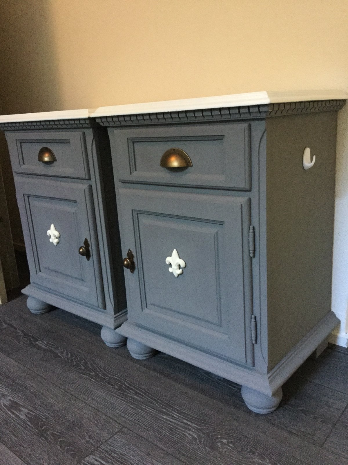 2 brocante nachtkastjes Queen Ann dressoir grote tuintafel, Ophalen