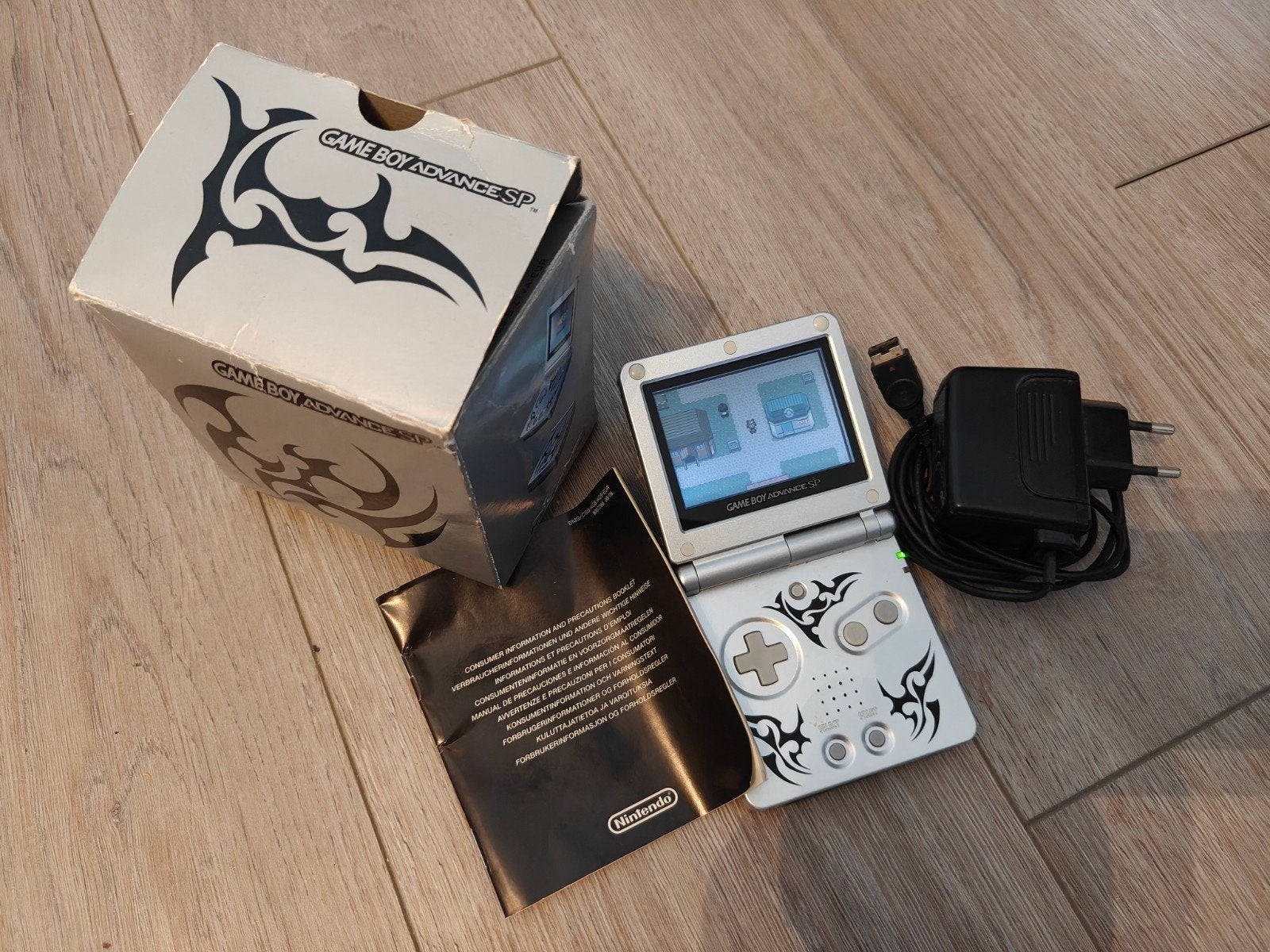Game Boy Advance SP Tribal Edition met doos en oplader, Spelcomputers en Games, Spelcomputers | Nintendo Game Boy, Ophalen of Verzenden