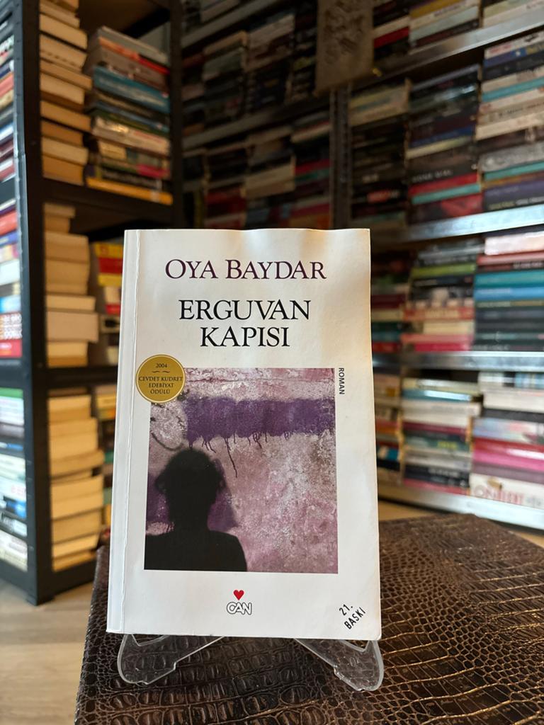Oya Baydar - Erguvan Kapısı (Turks Boek), Ophalen of Verzenden, Zo goed als nieuw, Wereld overig