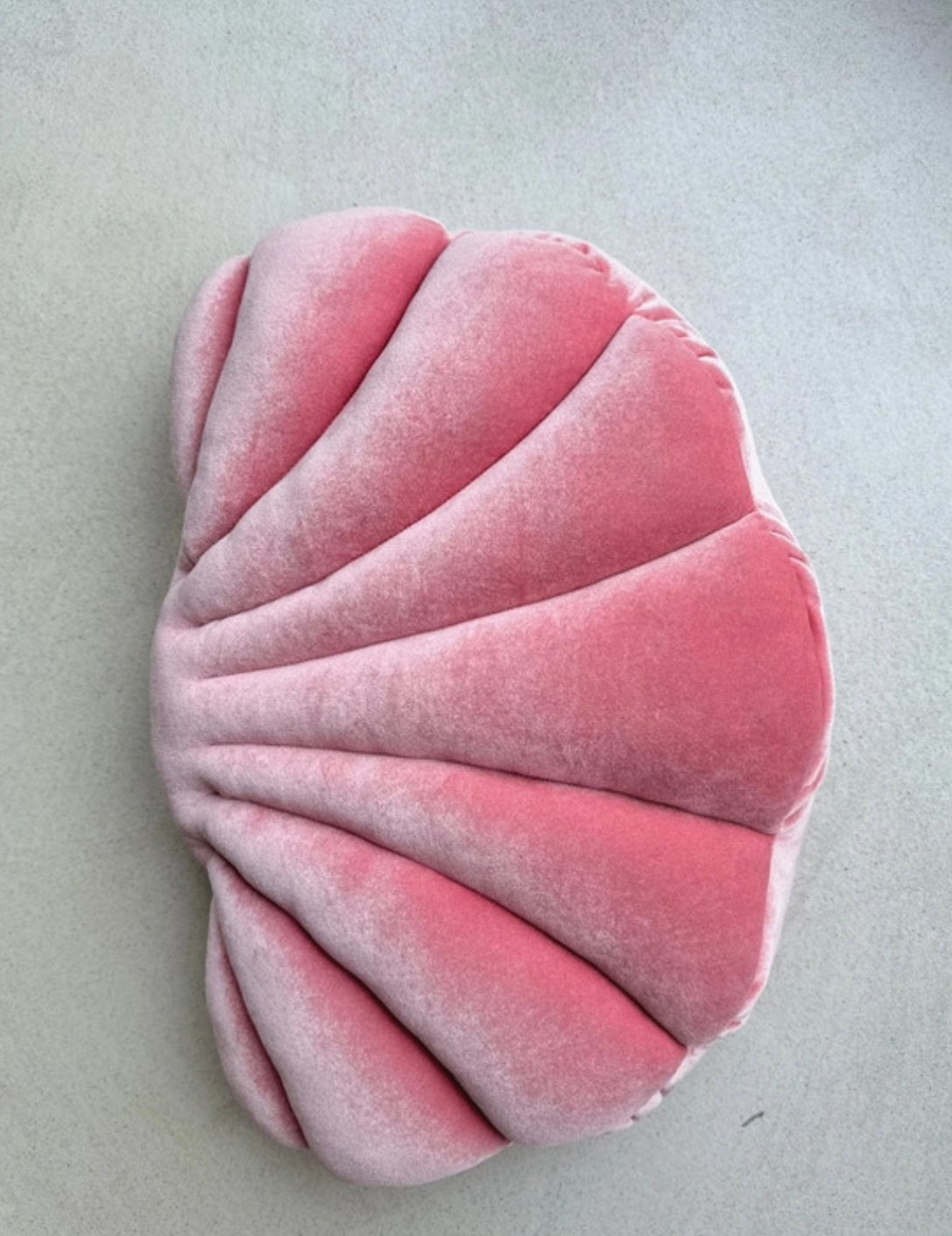 Velvet Schelp Kussen - Zo goed als nieuw, Overige merken, Ophalen of Verzenden, Zo goed als nieuw, Sierkussen