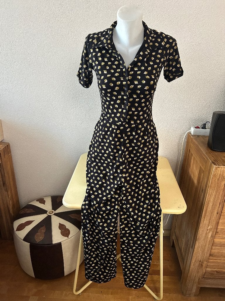 King Louie jumpsuit maat S - zwarte retroprint met goud, Kleding | Dames, Jumpsuits, Zwart, Ophalen of Verzenden, Zo goed als nieuw