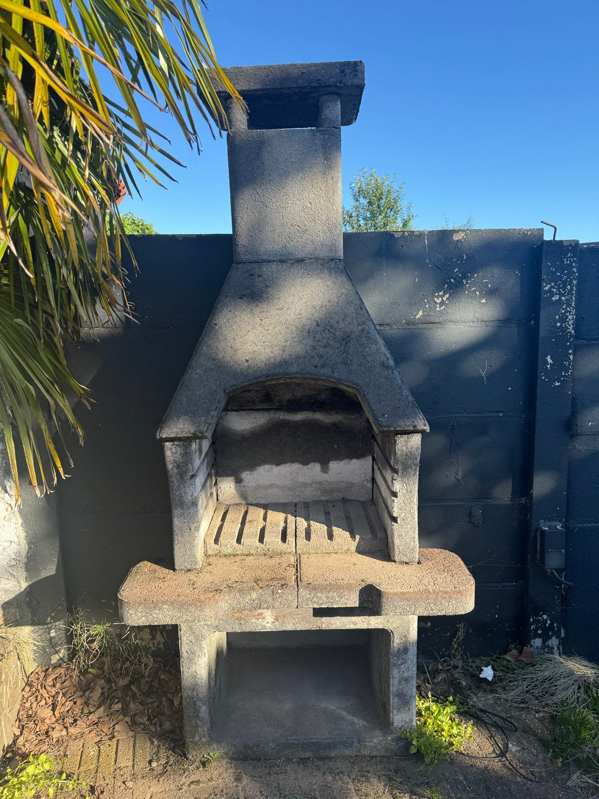 Betonnen BBQ met schoorsteen - Ideaal voor de tuin, Tuin en Terras, Ophalen, Gebruikt