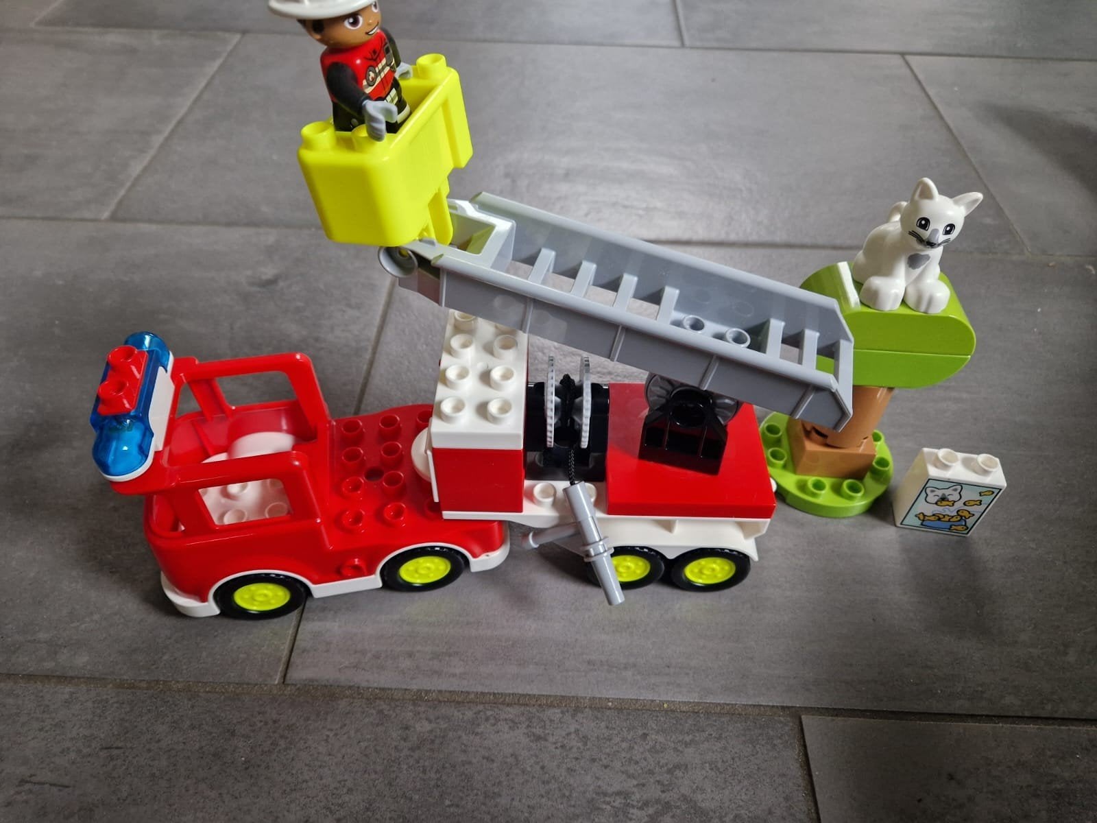LEGO Duplo Brandweerwagen met brandweerman en kat, Inclusief minifiguren, Gebruikt, Overige thema's, Ophalen of Verzenden