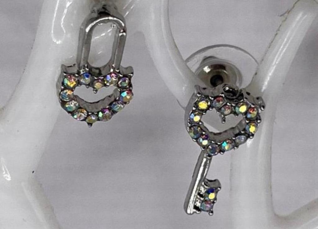 ZILVERKLEURIGE SLOTJES OORKNOPJES VOORZIEN VAN  STEENTJES, Ophalen of Verzenden, Nieuw, Zilver, Knopjes of Stekers