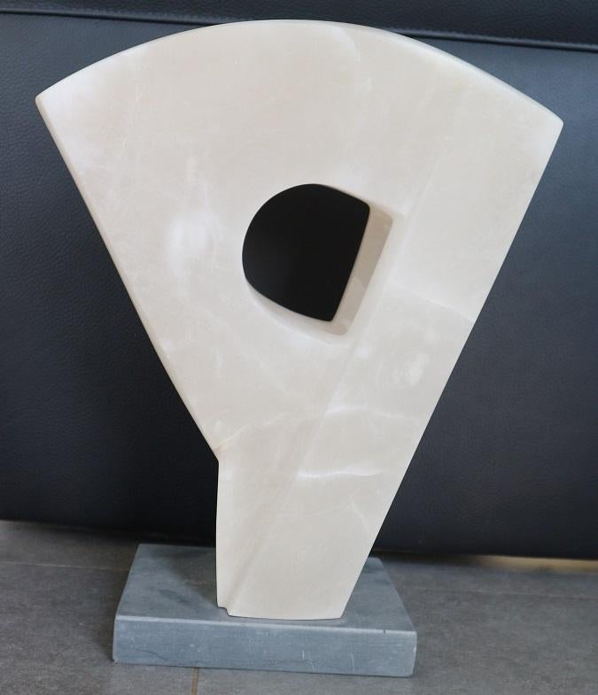 Lieven DEBRABANDERE, beeld in albast, Ophalen, Handgemaakt, 20 - 50 cm, Steen of Keramiek