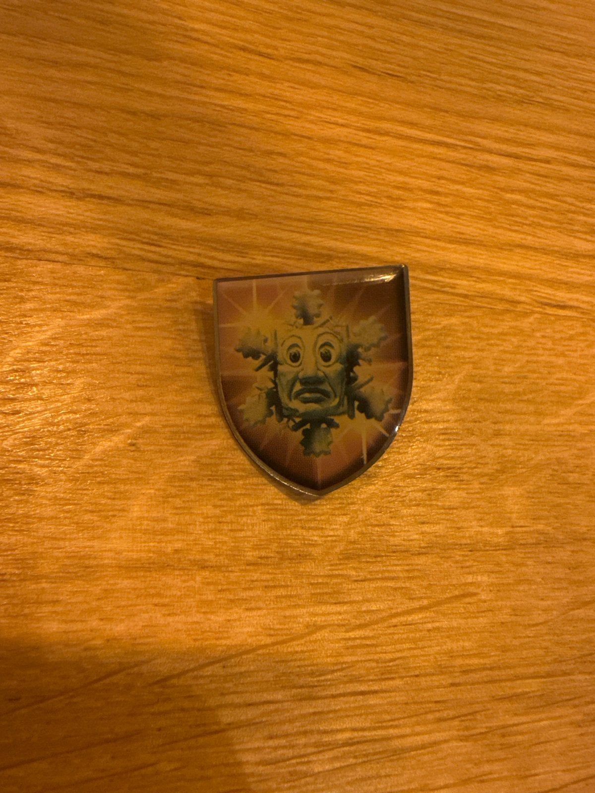 Efteling Winter Pin 2021 Langnek, Verzamelen, Efteling, Ophalen of Verzenden, Zo goed als nieuw, Button of Speldje
