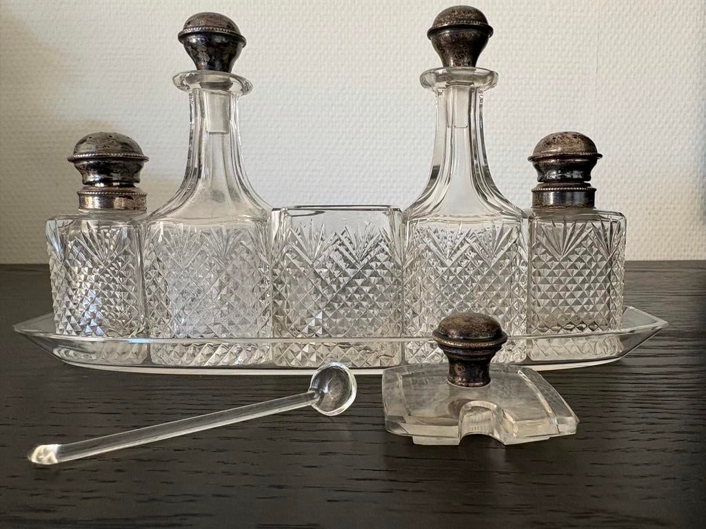 Antieke Kristallen Olie & Azijnstel met verzilverde  Doppen, Ophalen
