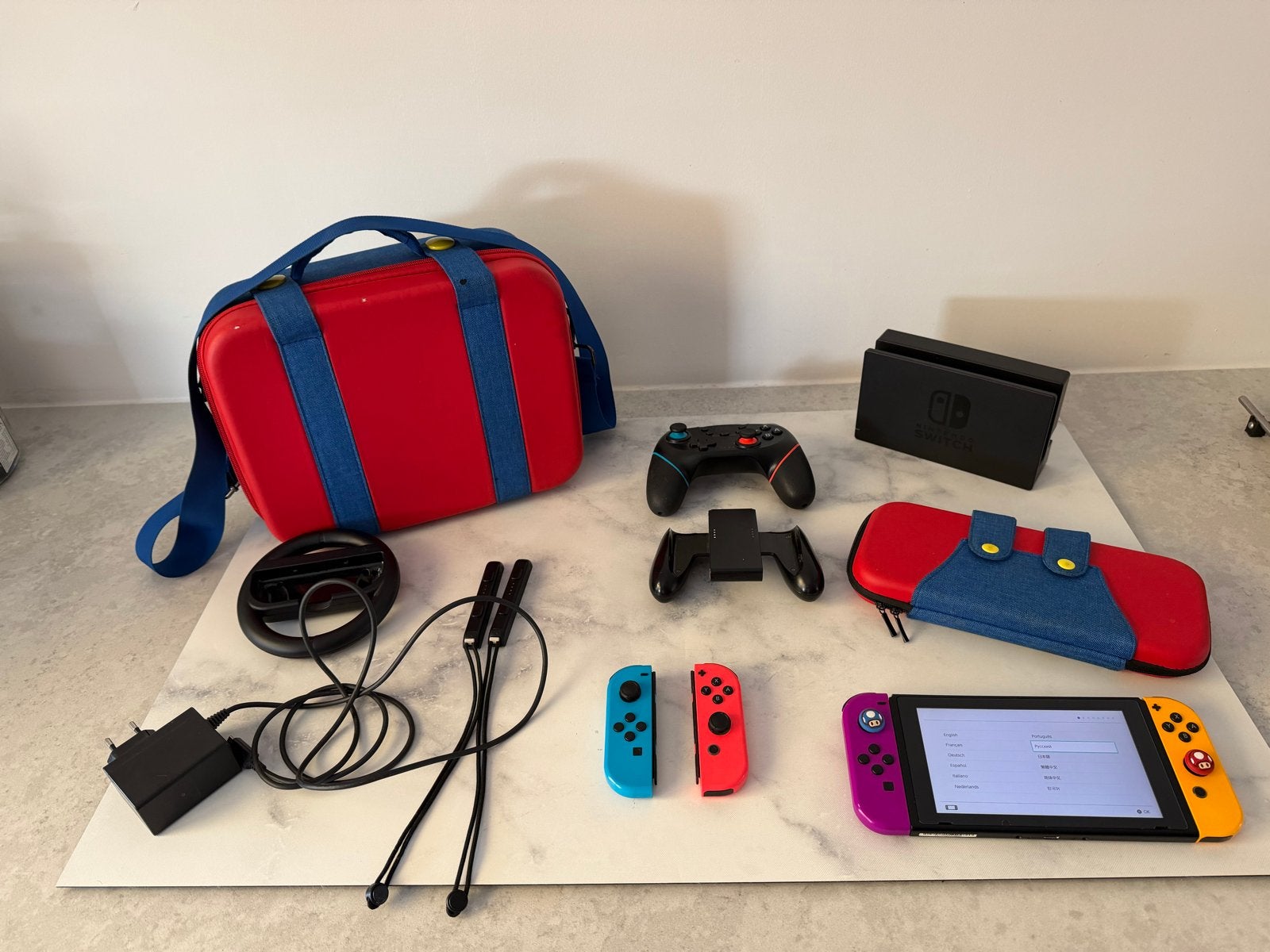 Nintendo Switch met accessoires en Mario-thema tassen